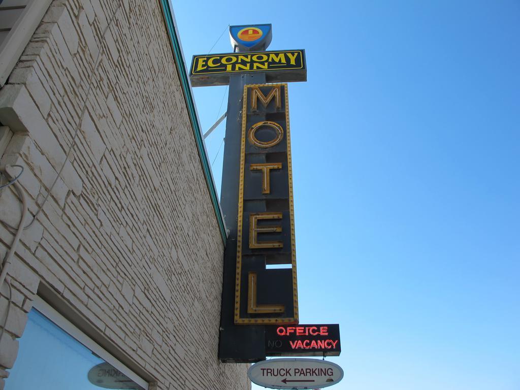 Economy Inn Ontario Eksteriør billede