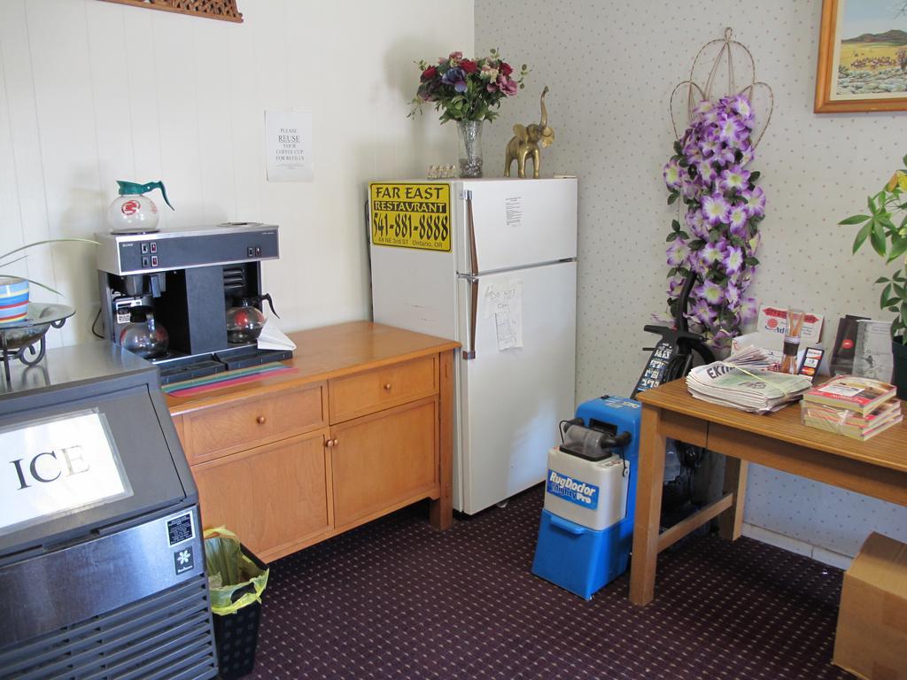 Economy Inn Ontario Eksteriør billede