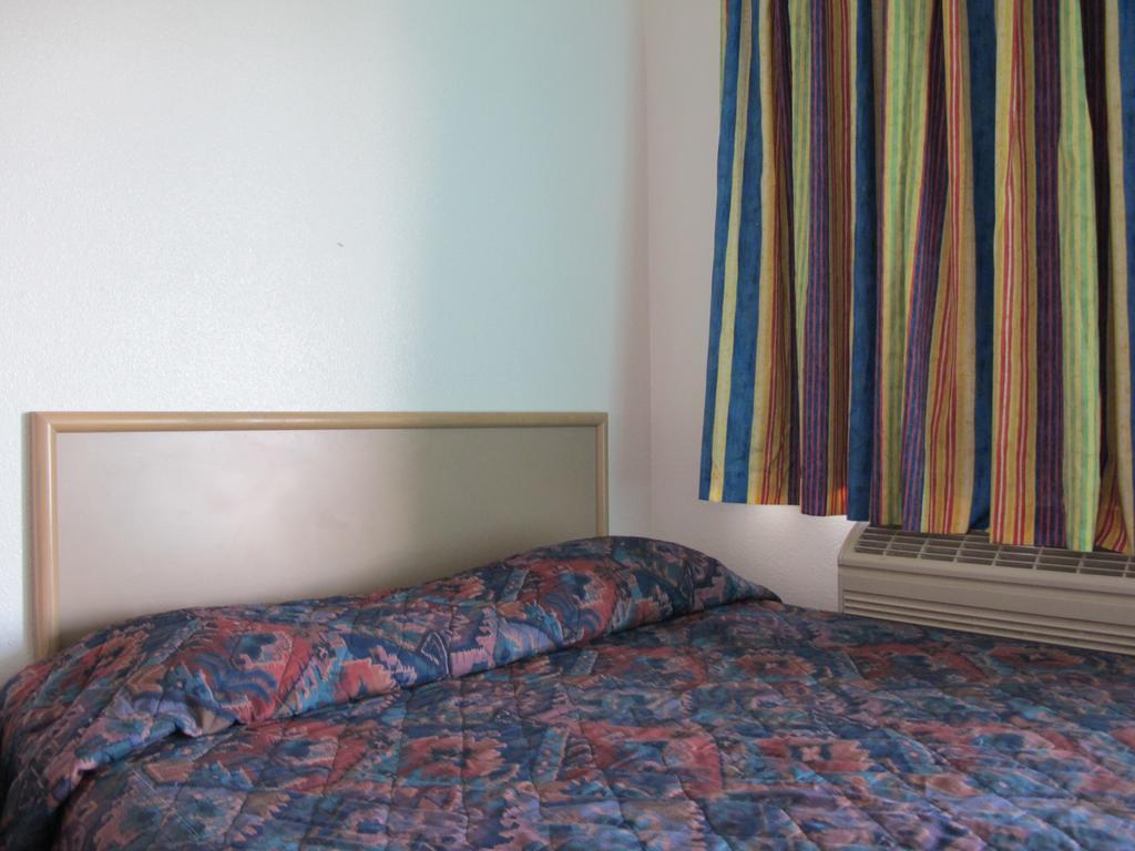 Economy Inn Ontario Værelse billede